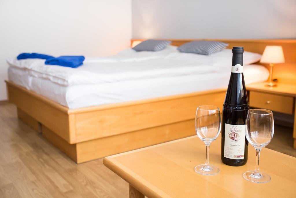 Hotel Laguna Ceske Budejovice Cameră foto